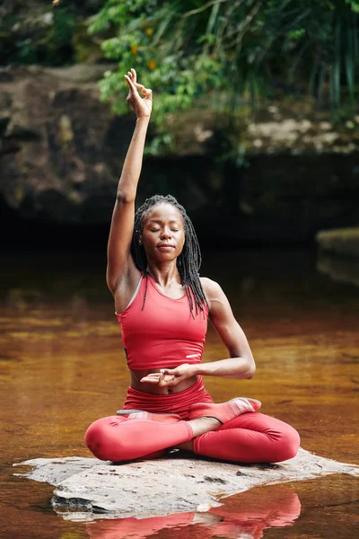 Concentrato Giovane Donna Nera Facendo Mudra Gyan Quando Seduto Sulla — Foto Stock