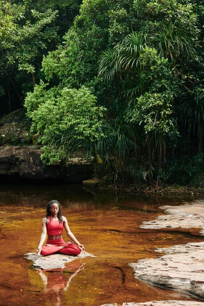 Bella Giovane Donna Nera Seduta Sulla Roccia Nel Torrente Nel — Foto Stock