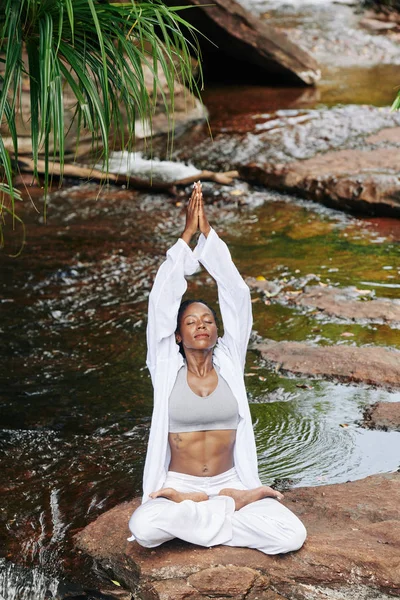 Ajuste Mujer Joven Traje Algodón Levantando Las Manos Gesto Namaste — Foto de Stock