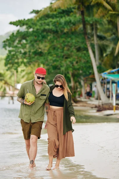 Jovem Casal Roupas Casuais Andando Praia Beber Coquetel Coco — Fotografia de Stock