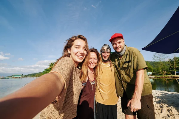 Grupa Młodych Ludzi Uśmiecha Się Pozuje Selfie Spacerze Plaży — Zdjęcie stockowe