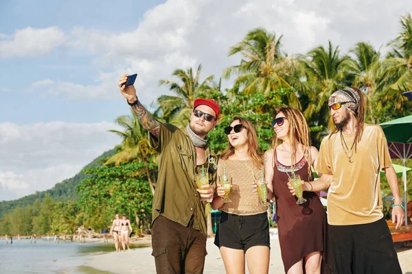 Grupa Radosnych Młodych Ludzi Spacerujących Plaży Pijących Słodkie Koktajle Rozmawiających — Zdjęcie stockowe