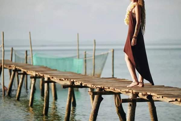 Imagen Recortada Mujer Descalza Vestido Algodón Caminando Estrecho Muelle Madera — Foto de Stock