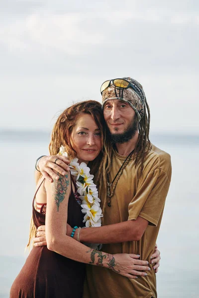 Retrato Feliz Meia Idade Amoroso Abraçando Casal Olhando Para Câmera — Fotografia de Stock