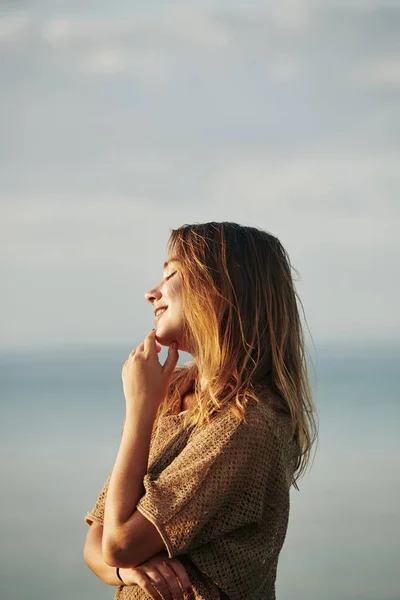 Happy Attractive Young Woman Standing Sunset Sun Rays Spending Time — Stock Photo, Image