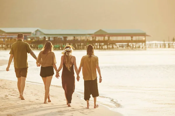 Zwei Paare Die Händchen Halten Wenn Sie Bei Sonnenuntergang Strand — Stockfoto