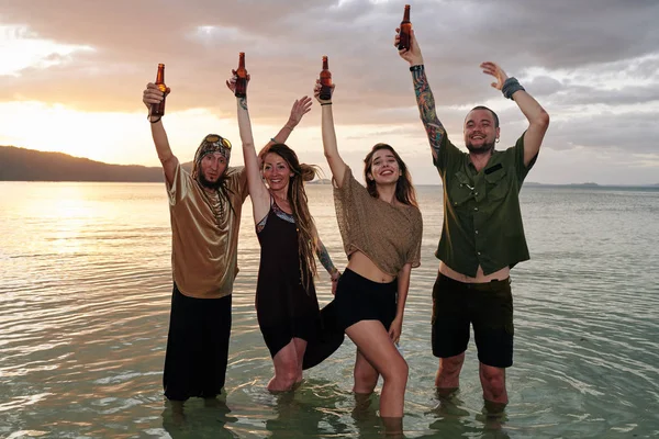 Amici Felici Che Ballano Acqua Alzano Mani Con Bottiglie Birra — Foto Stock