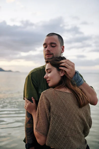 Junges Kaukasisches Verliebtes Paar Umarmt Sich Mit Geschlossenen Augen Wenn — Stockfoto
