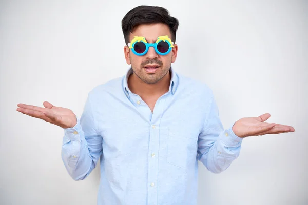 Portret Nieświadomego Przedsiębiorcy Śmiesznych Okularach Przeciwsłonecznych Wzruszającego Ramionami Oszołomieniu Patrzącego — Zdjęcie stockowe
