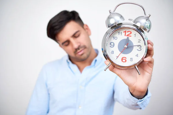 Sonolento Cansado Jovem Empreendedor Mostrando Despertador Manhã — Fotografia de Stock