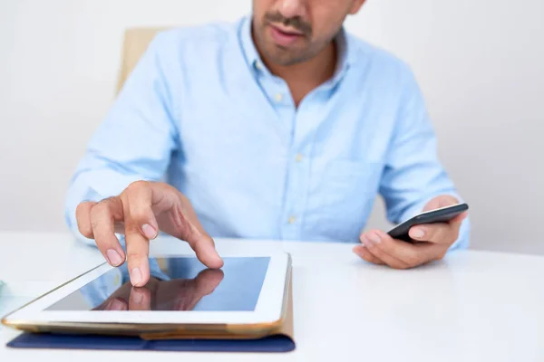 Ofis Masasında Tablet Üzerinde Çalışırken Dijital Tablette Görüntüyü Yakınlaştıran Genç — Stok fotoğraf