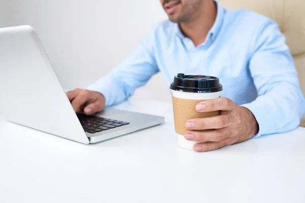 Fiatal Vállalkozó Ivás Csésze Kávét Elvenni Amikor Dolgozik Laptop Irodában — Stock Fotó
