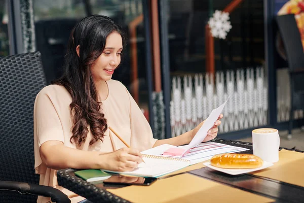 Hübsche Junge Lächelnde Geschäftsfrau Die Einem Lokalen Coffeeshop Tisch Sitzt — Stockfoto