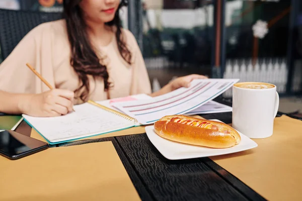 Köstlicher Hotdog Und Ein Großer Becher Kaffee Auf Dem Cafétisch — Stockfoto