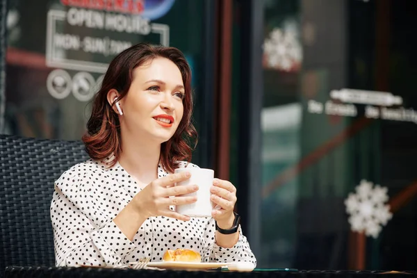 Güzel Düşünceli Zarif Kadını Arkadaşına Telefon Ederken Bir Kupa Latte — Stok fotoğraf