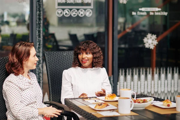 Ziemlich Lächelnde Multiethnische Freunde Beim Mittagessen Und Bei Der Diskussion — Stockfoto