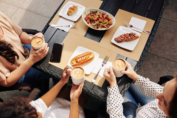 Amigos Femininos Bebendo Cappuccino Comendo Comida Saborosa Café Vista Cima — Fotografia de Stock