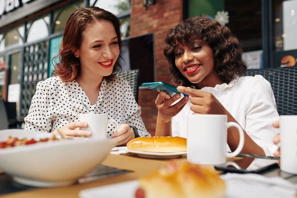 Neşeli Çok Irklı Bayan Arkadaşlar Birlikte Kafede Yemek Yerken Fotoğraf — Stok fotoğraf