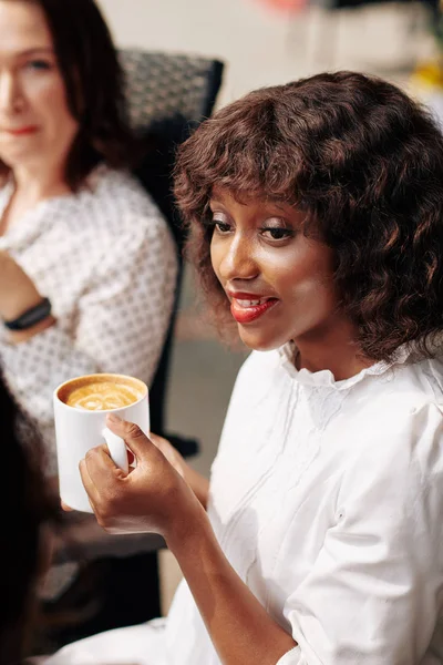 Hermosa Joven Negra Bebiendo Capuchino Escuchando Historias Amigos —  Fotos de Stock