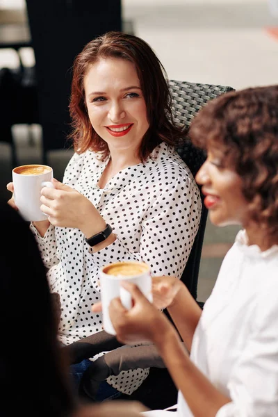 Reizende Junge Frau Trinkt Kaffee Und Schaut Ihren Freund Der — Stockfoto