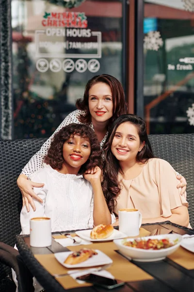 Multiethnische Glückliche Gruppe Umarmender Freunde Die Cafétisch Freien Sitzen Wenn — Stockfoto