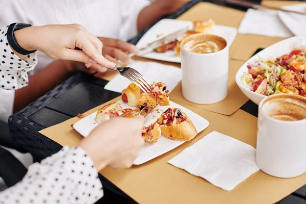 Imagem Close Mulher Tendo Cachorro Quente Bruschetta Com Xícara Cappuccino — Fotografia de Stock