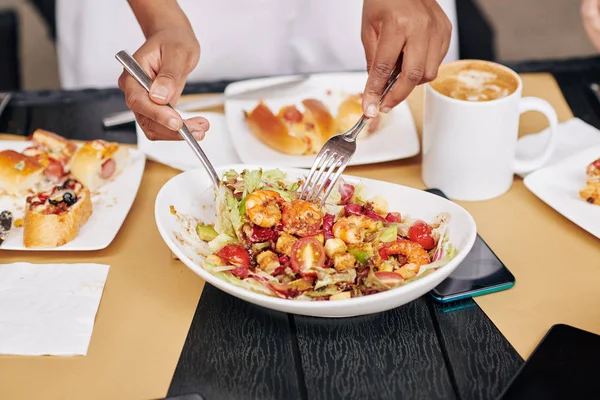 Manos Mujer Tomando Ensalada Del Tazón Grande Centro Mesa —  Fotos de Stock