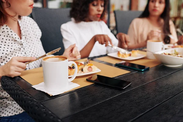 Mitarbeiterinnen Sitzen Großen Tisch Café Und Essen Gemeinsam Mittag — Stockfoto