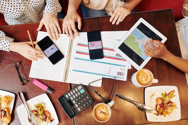 Female Friends Having Lunch Cafe Making Plans Discussing Upcoming Trip — Stock Photo, Image