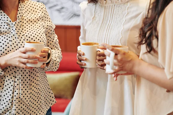 Bir Kupa Kapuçino Latte Ile Son Haberleri Tartışan Kadınların Görüntüsü — Stok fotoğraf