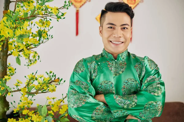 Retrato Joven Vietnamita Sonriente Confiado Vestido Tradicional Pie Albaricoque Floreciente —  Fotos de Stock