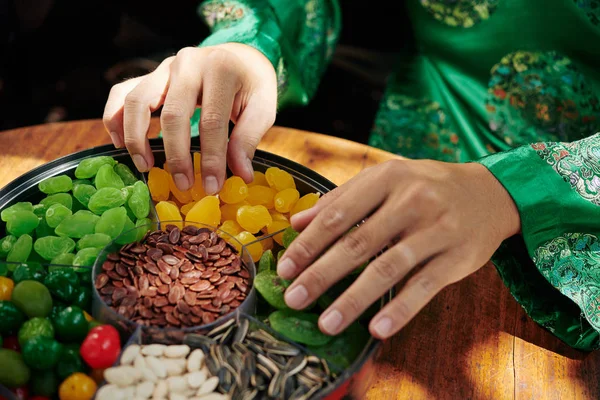 Handen Van Vietnamese Man Traditioneel Kostuum Nemen Van Gedroogde Snacks — Stockfoto