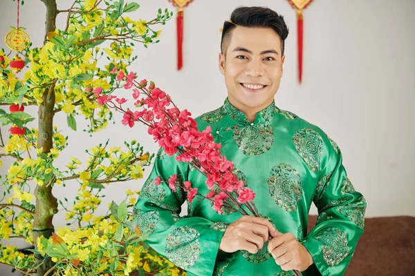 Feliz Joven Asiático Sonriente Sosteniendo Ramas Melocotonero Con Flores Flor —  Fotos de Stock