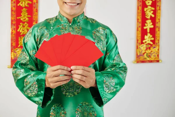 Imagen Recortada Del Hombre Asiático Feliz Sosteniendo Muchos Sobres Rojos — Foto de Stock