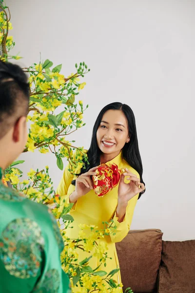 Schöne Junge Frau Schmückt Blühenden Marillenbaum Mit Kleinen Traditionellen Säcken — Stockfoto