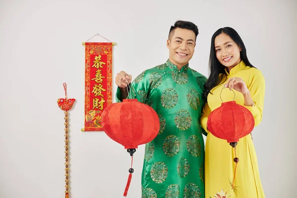 Счастливая Молодая Вьетнамская Пара Традиционных Платьях Красными Бумажными Фонарями — стоковое фото