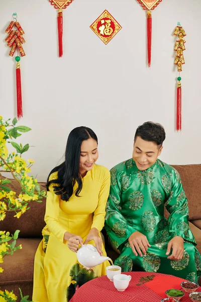 Junges Vietnamesisches Paar Traditionellen Kleidern Feiert Das Mondneujahr Und Trinkt — Stockfoto