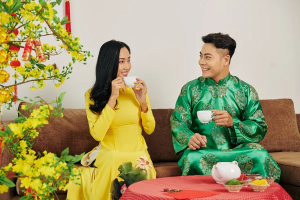 Glückliches Junges Paar Feiert Chinesisches Neujahr Und Trinkt Leckeren Tee — Stockfoto