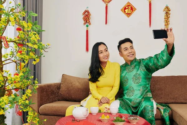 Glückliches Junges Vietnamesisches Paar Macht Selfie Wenn Hause Das Mondneujahr — Stockfoto