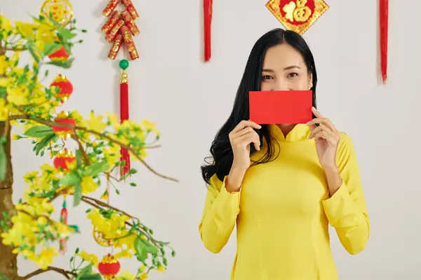 Portret Szczęśliwej Młodej Wietnamki Pokazującej Czerwoną Kopertę Szczęściem — Zdjęcie stockowe