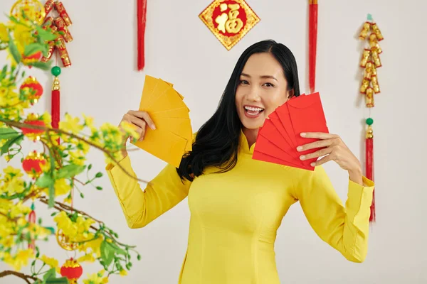 Krásná Šťastná Mladá Asijská Žena Ukazuje Červené Žluté Šťastné Peníze — Stock fotografie