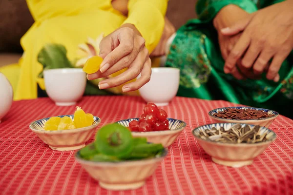 Små Skålar Med Olika Torkade Frukter Och Bär Bordet Framför — Stockfoto