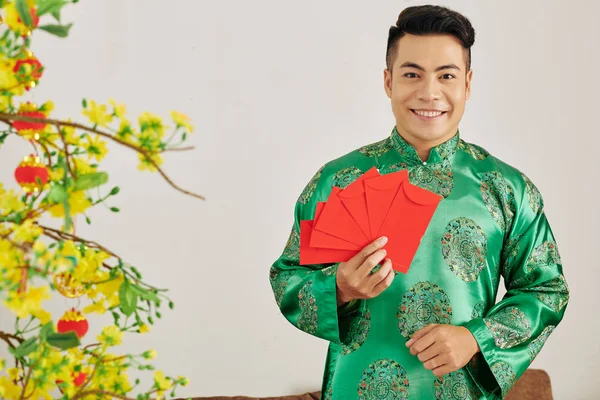 Retrato Jovem Atraente Asiático Homem Segurando Envelopes Vermelhos Para Celebração — Fotografia de Stock