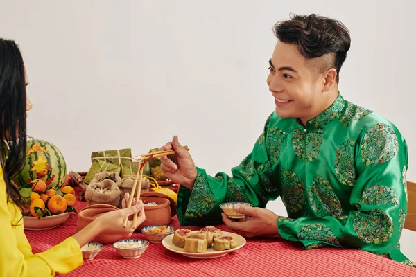 Junges Asiatisches Paar Genießt Leckeres Traditionelles Essen Bei Der Neujahrsfeier — Stockfoto