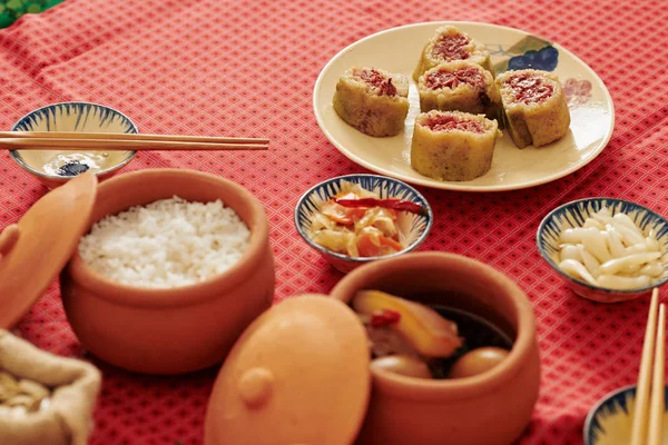 Ollas Platos Con Varios Alimentos Deliciosos Cocinados Para Cena Tradicional — Foto de Stock
