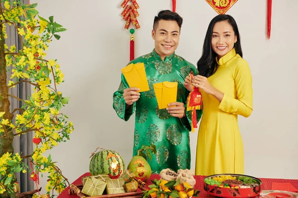 Sonriente Joven Pareja Asiática Preparando Apartamento Para Celebración Del Año — Foto de Stock