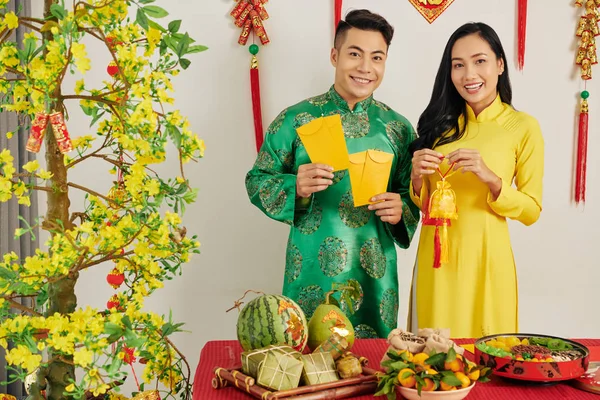 Retrato Feliz Pareja Asiática Emocionada Mostrando Sobres Dinero Suerte Decoraciones —  Fotos de Stock