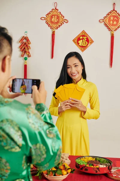 Preciosa Joven Vietnamita Vestido Amarillo Tradicional Posando Para Foto Celebración —  Fotos de Stock