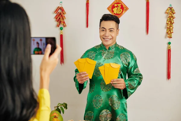 Przystojny Młody Wietnamczyk Pozujący Tradycyjnej Sukni Szczęśliwymi Kopertami Uroczystości Tet — Zdjęcie stockowe