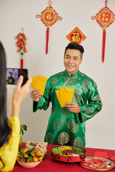 Fröhlicher Junger Asiatischer Mann Traditioneller Tracht Steht Mit Einem Imbiss — Stockfoto